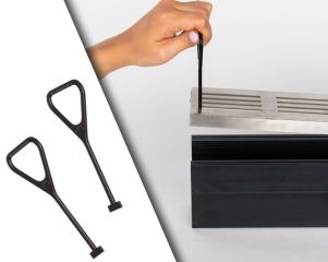 Mit diesem Hebelschlüssel-Set können Sie die Aluminiumroste der Design Entwässerungsrinnen ganz einfach anheben und herausnehmen.